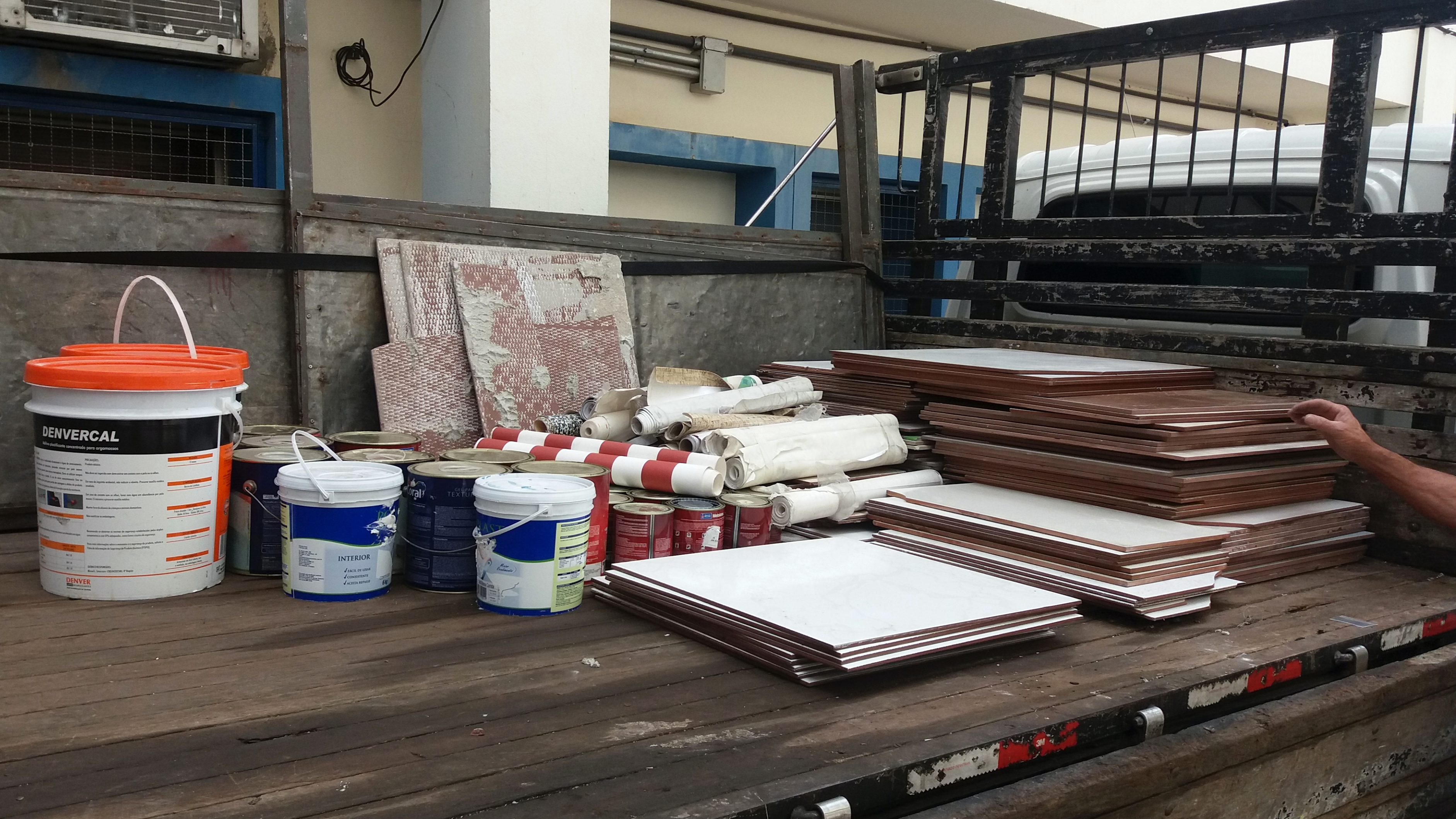 Foi realizada a doação de pisos, tintas e materiais de construção