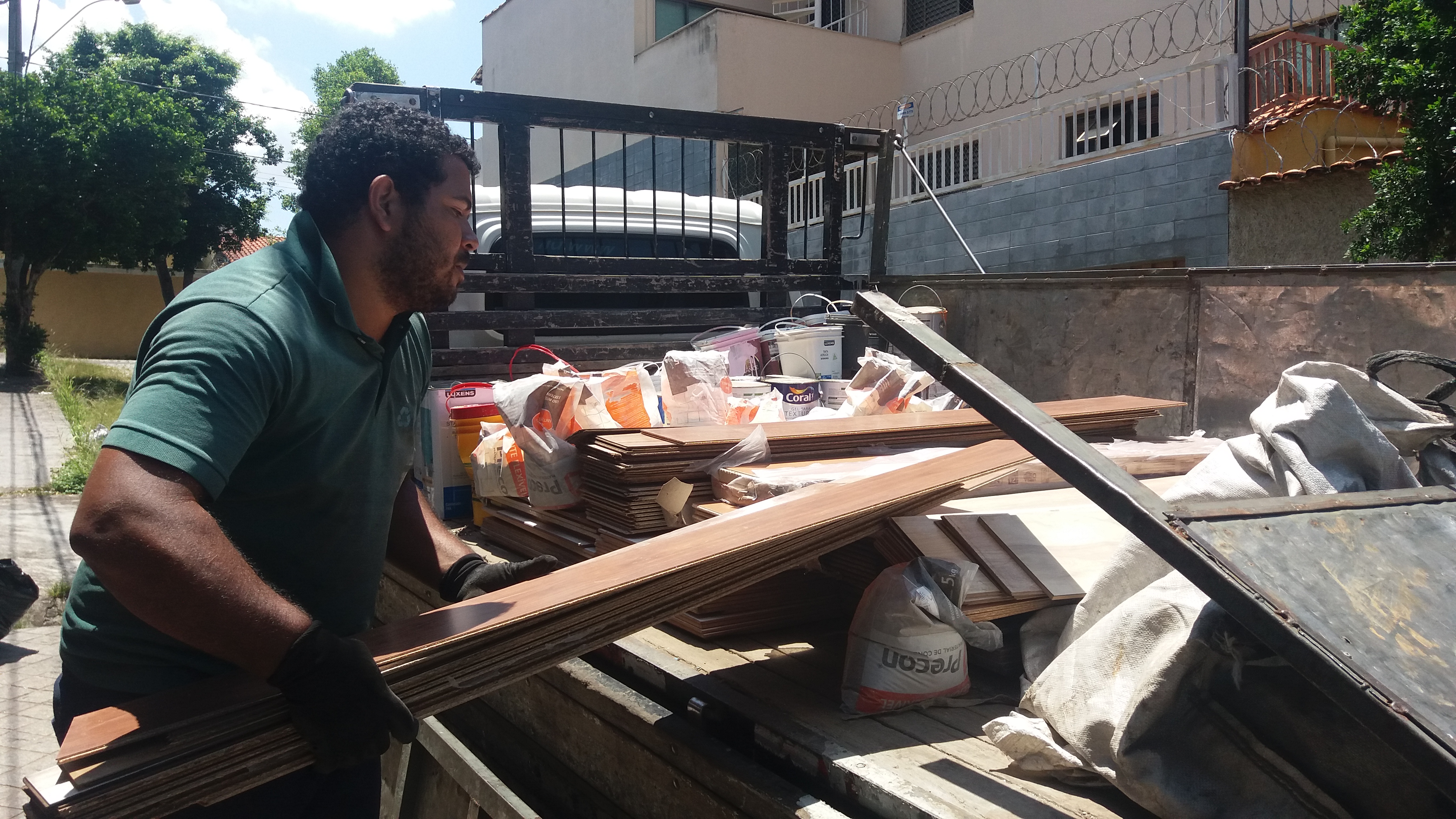 Foi realizada a doação de pisos, tintas e materiais de construção, que serão utilizados para a realização de melhorias no local.