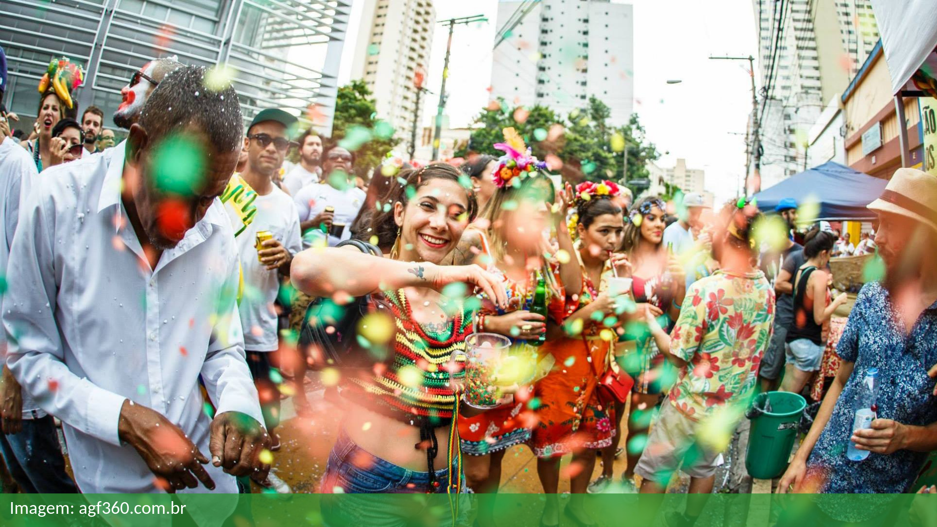 Imagem em destaque para o artigo: Carnaval: 4 dicas para conciliar diversão e sustentabilidade