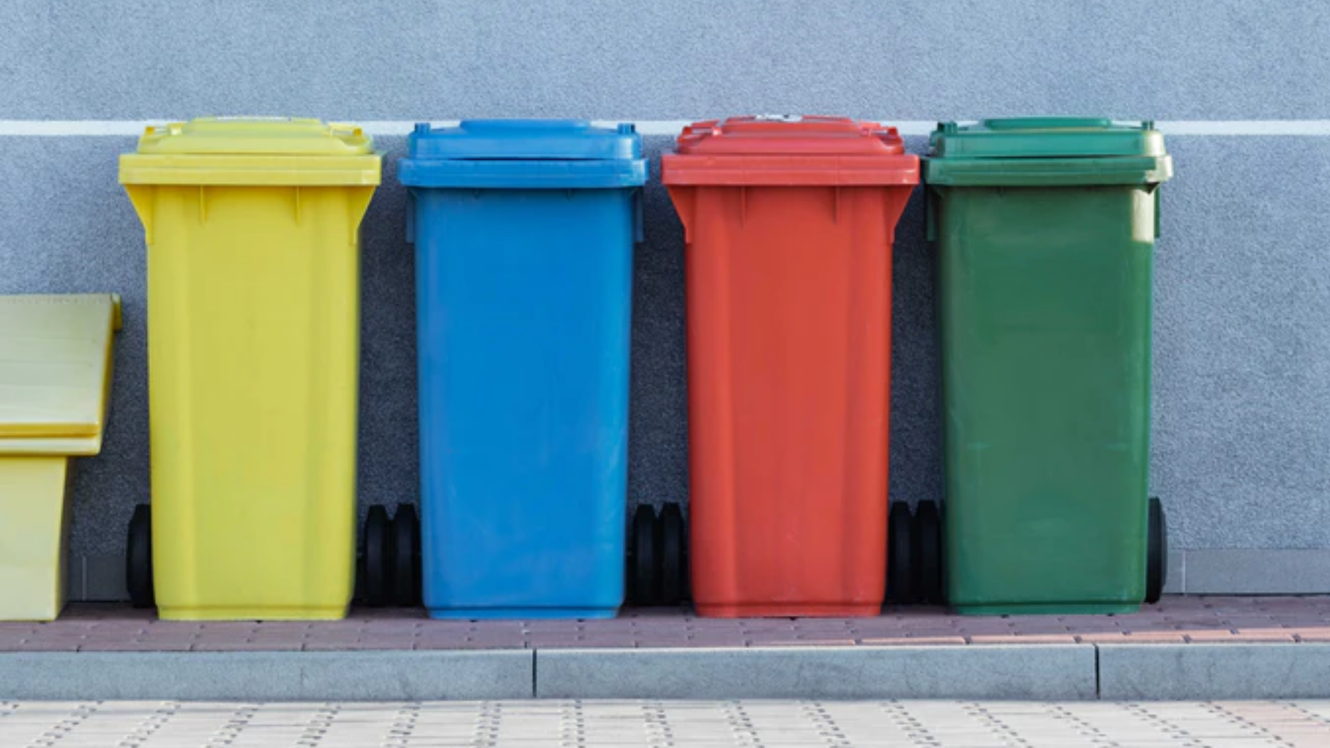 Lixeiras amarela, azul, vermelha e verde para coleta seletiva.