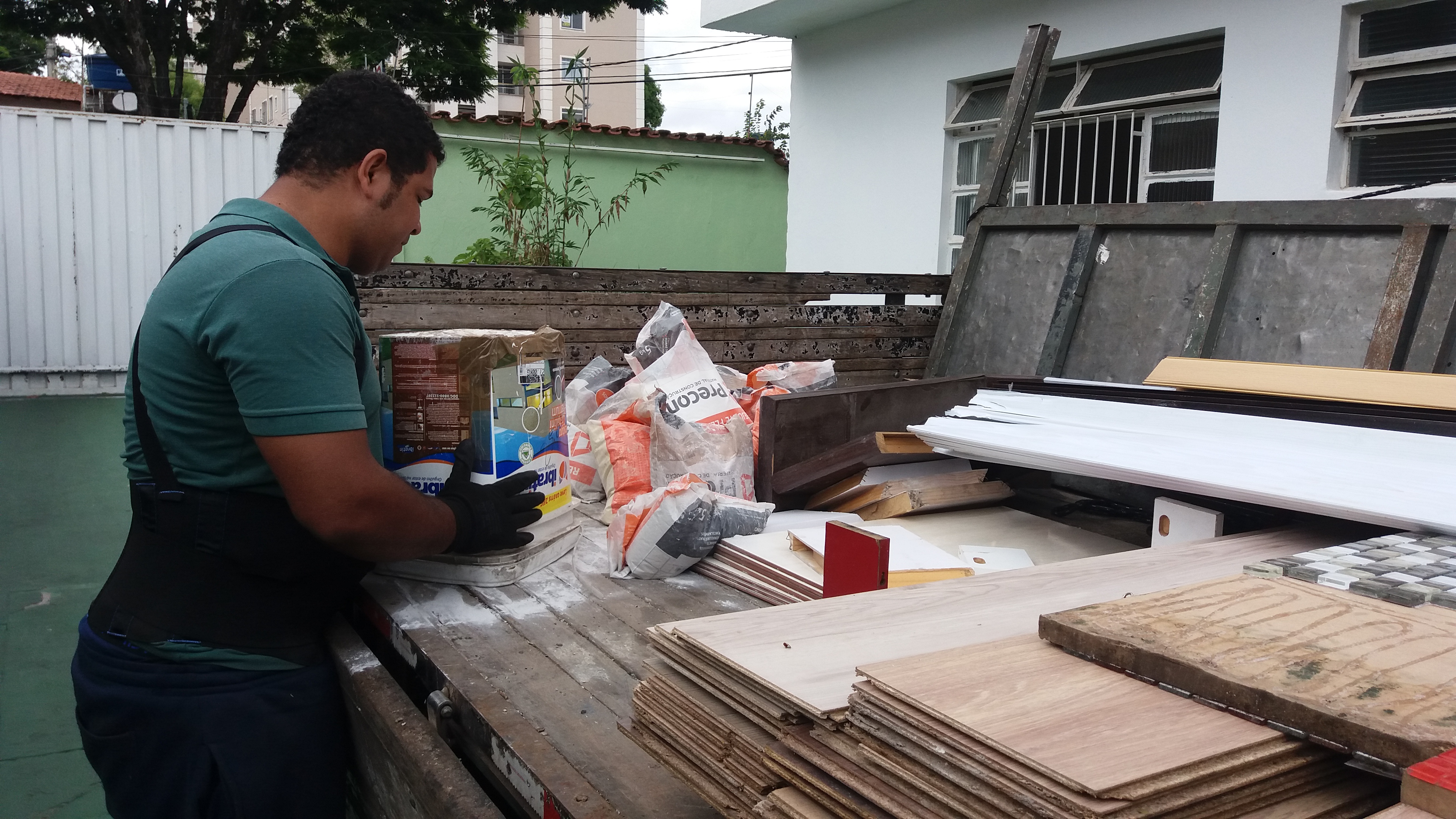  Foi realizada a doação de pisos, tintas e materiais de construção, que serão utilizados para a realização da reforma.