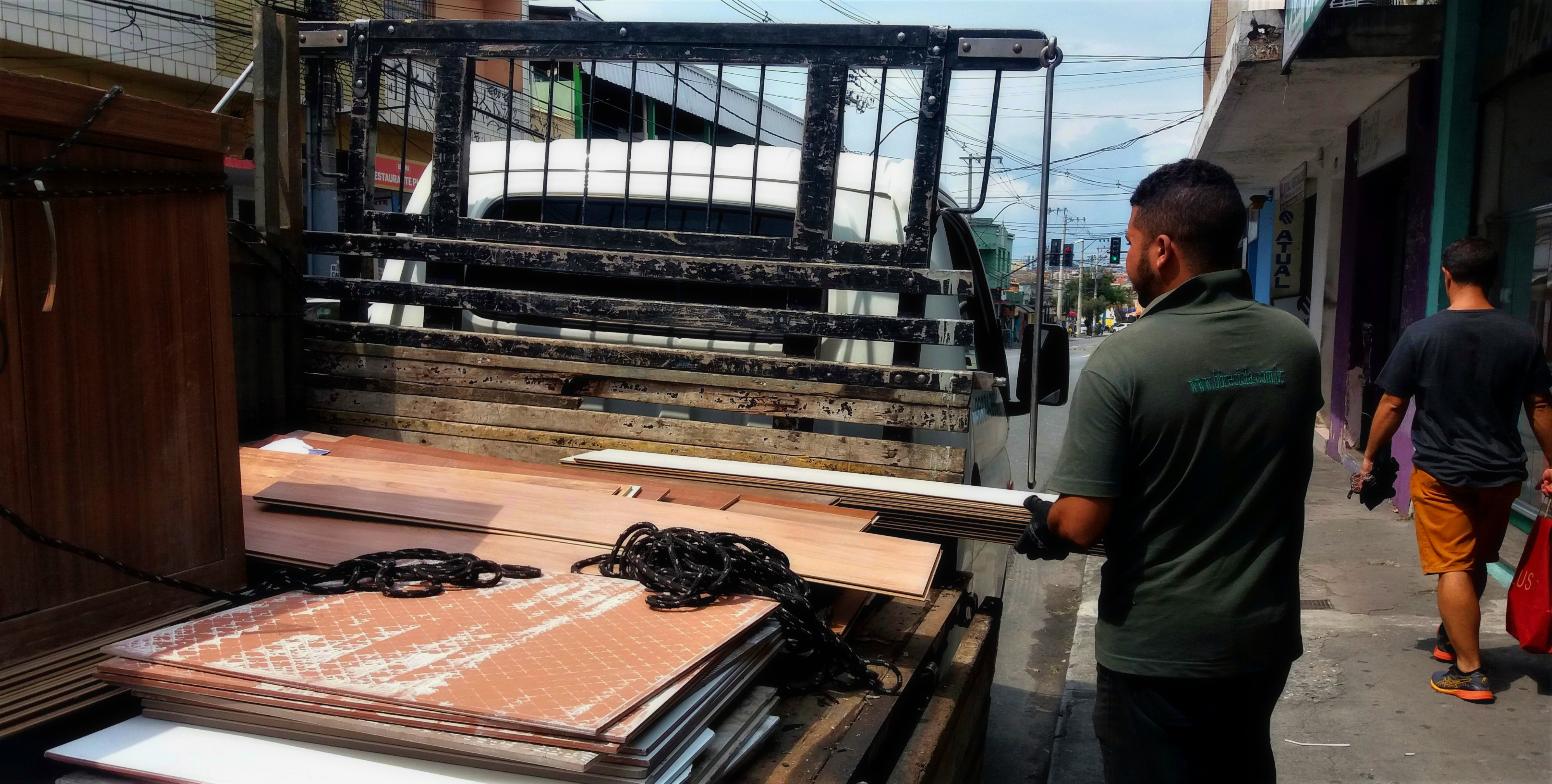 Foi realizada a doação de pisos, tintas e materiais de construção.